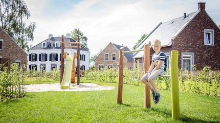 Kind auf einem Spielplatz im Kidskwartier bei Kidswoningen im Ferienpark Dormio Resort Maastricht