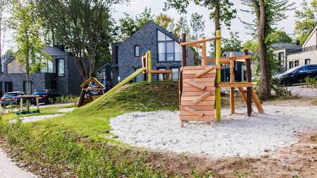 Spielplatz zwischen luxuriösen Ferienhäusern im Ferienpark Dormio Resort Maastricht