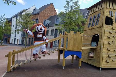 Mio, das Maskottchen des Dormio Resort Maastricht auf einem Spielplatz