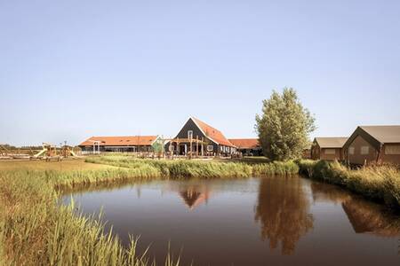 Glamping-Zelte auf dem Wasser im Ferienpark Dutchen Erfgoedpark de Hoop