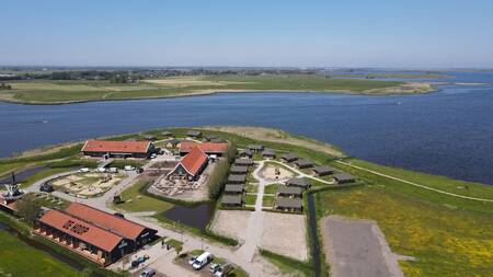 Luftaufnahme des Ferienparks Dutchen Erfgoedpark de Hoop und des Uitgeestermeer