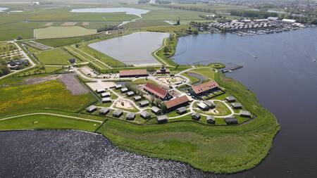 Luftaufnahme des Ferienparks Dutchen Erfgoedpark de Hoop und des Uitgeestermeer