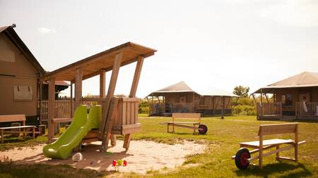 Spielplatz zwischen Glamping-Zelten im Ferienpark Dutchen Erfgoedpark de Hoop