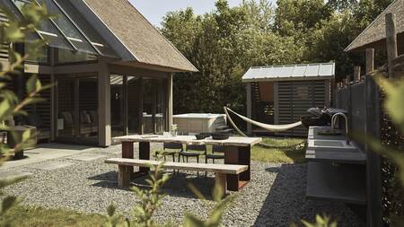 Außenküche im Garten einer Luxusvilla im Ferienpark Dutchen Park Duynvoet