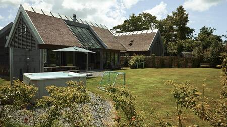 Großer Garten mit Whirlpool in einer Villa im Ferienpark Dutchen Park Duynvoet