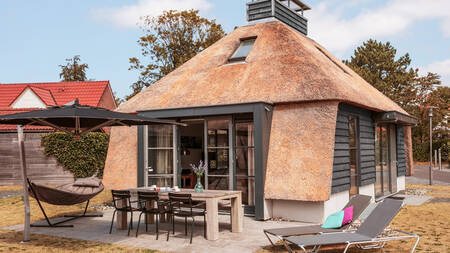 Garten mit Hängematte, Esstisch und Sonnenliegen an einem Ferienhaus im Dutchen Park Weideduyn