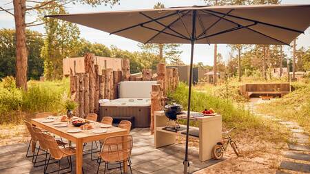 Garten mit Whirlpool und Außenküche im Ferienpark Dutchen Park de Zeegser Duinen