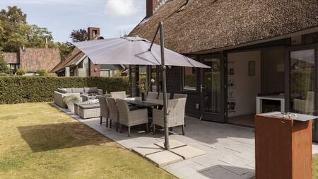 Garten mit Lounge-Set, Esstisch und Grill eines Luxusferienhauses im Dutchen Villapark Mooi Schoorl