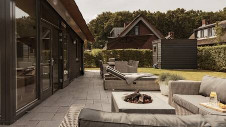 Lounge-Set und Gartenmöbel im Garten eines Ferienhauses im Dutchen Villapark Mooi Schoorl