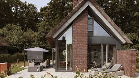 Luxuriöses Ferienhaus mit Gartenmöbeln im weitläufigen Garten des Dutchen Villapark Mooi Schoorl