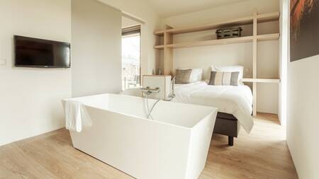 Schlafzimmer mit Bad in einem Ferienhaus im Dutchen Villapark Suitelodges Gooilanden