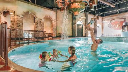 Das Hallenbad „Badhuys“ im Ferienpark Efteling Bosrijk