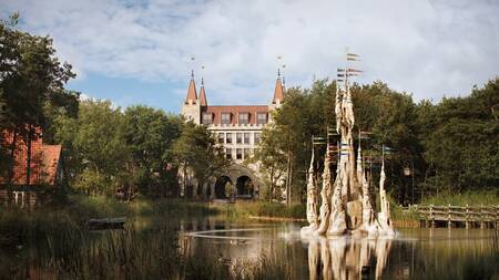 Blick über den See auf die Poorthuys im Ferienpark Efteling Bosrijk