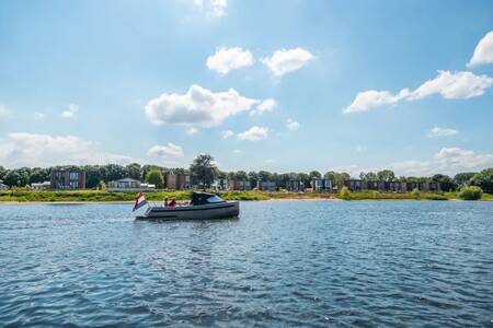 Das Boot fährt über den See neben dem Ferienpark EuroParcs Aan de Maas