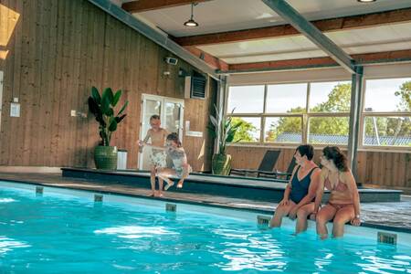 Menschen im Hallenbad des Ferienparks EuroParcs Bad Hulckesteijn