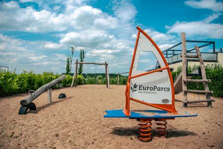 Spielgeräte auf einem Spielplatz im Ferienpark EuroParcs Bad Hulckesteijn