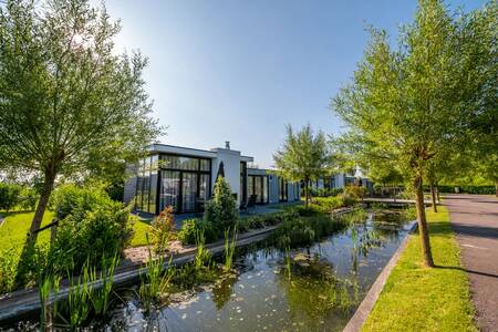 Ein freistehendes Ferienhaus am Wasser im Ferienpark EuroParcs Bad MeerSee