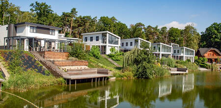 Ferienhäuser mit Steg am Wasser im Ferienpark EuroParcs Brunssummerheide