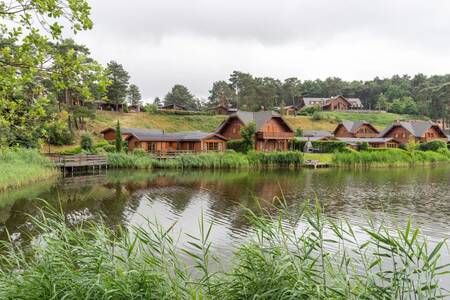 Holzchalets am Wasser im Ferienpark EuroParcs Brunssummerheide