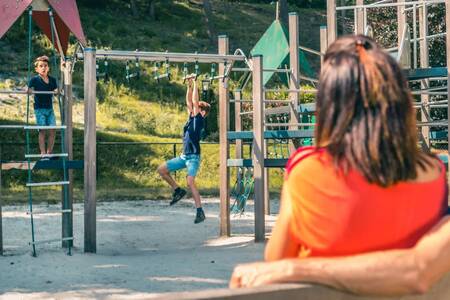 Kinder spielen auf dem Spielplatz im Ferienpark EuroParcs Brunssummerheide