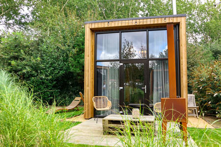 Ein Tiny House mit Garten im Ferienpark EuroParcs Buitenhuizen