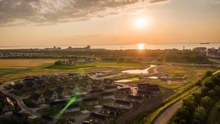 Luftaufnahme des Ferienparks EuroParcs Cadzand mit dem Meer im Hintergrund