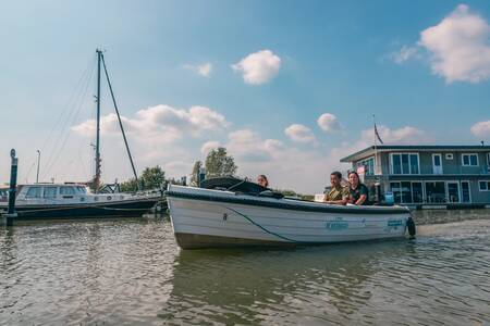 Stel hat ein Boot bei der Bootsvermietung im Ferienpark EuroParcs De Biesbosch gemietet