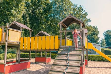 Mädchen spielt auf dem Spielplatz im Ferienpark EuroParcs De Biesbosch