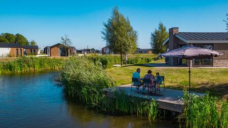 Familie auf einem Steg in einem Ferienhaus im Ferienpark EuroParcs De IJssel Eilanden