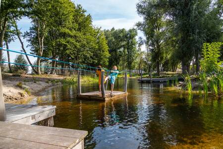 Kinder auf einem Floß im Ferienpark EuroParcs De IJssel Eilanden