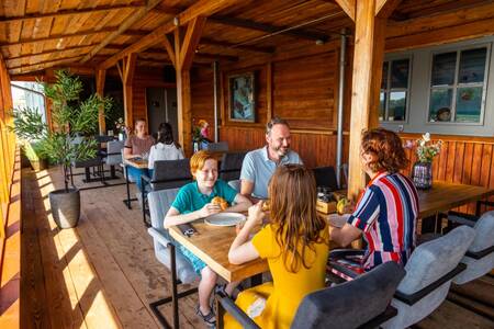 Menschen auf der Terrasse des Restaurants im Ferienpark EuroParcs De IJssel Eilanden