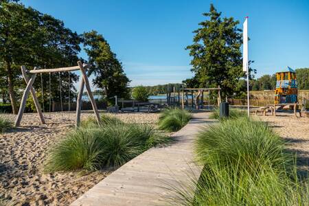 Ein Spielplatz im Ferienpark EuroParcs De IJssel Eilanden