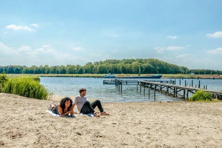 Strand und Steg am Reevemeer im Ferienpark EuroParcs De IJssel Eilanden