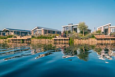 Chalets mit Stegen am Wasser im Ferienpark EuroParcs De Kraaijenbergse Plassen