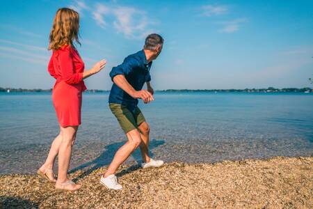 Paar am Strand im Ferienpark EuroParcs De Kraaijenbergse Plassen