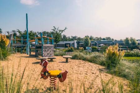 Spielgeräte auf dem Spielplatz im Ferienpark EuroParcs De Kraaijenbergse Plassen