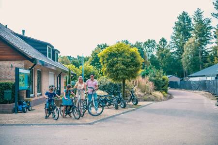Die Familie mietete Fahrräder beim Fahrradverleih im Ferienpark EuroParcs De Utrechtse Heuvelrug