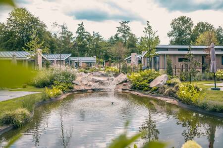 Ferienhäuser an einem Teich im Ferienpark EuroParcs De Utrechtse Heuvelrug