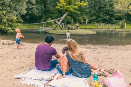 Familie am Strand im Ferienpark EuroParcs De Utrechtse Heuvelrug