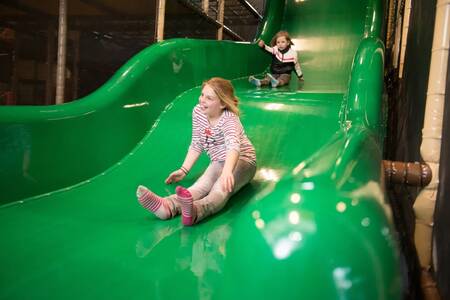 Kinder auf der Rutsche im Indoor-Spielplatz des Ferienparks EuroParcs De Wije Werelt