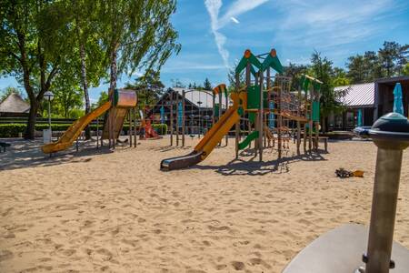 Spielgeräte auf einem Spielplatz im Ferienpark EuroParcs De Wije Werelt