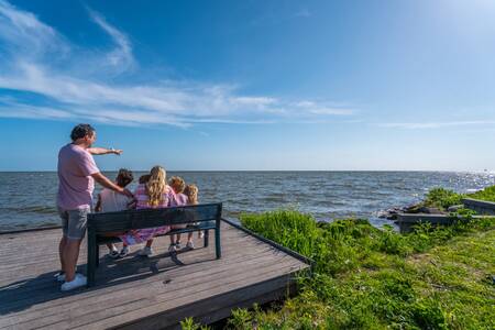 Familie mit Blick auf das IJsselmeer im Ferienpark EuroParcs Enkhuizer Strand