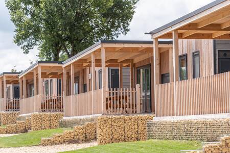 Verschiedene Chalets im Ferienpark EuroParcs Gulperberg in den Hügeln von Süd-Limburg