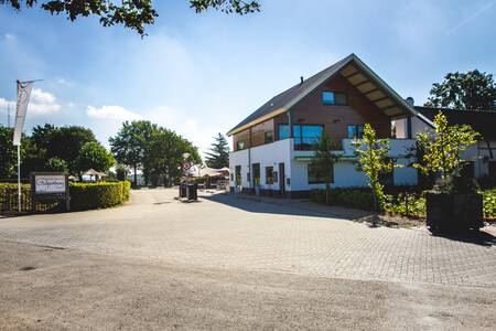 Der Parkeingang des Ferienparks EuroParcs Gulperberg in Süd-Limburg