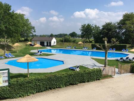 Das Freibad und Planschbecken im Ferienpark EuroParcs Gulperberg