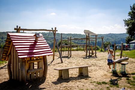 Kind auf einer Wippe auf dem Spielplatz des Ferienparks EuroParcs Gulperberg