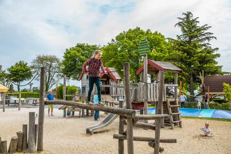 Kinder spielen auf dem großen Spielplatz des Ferienparks EuroParcs Gulperberg