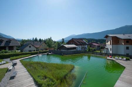 Der Schwimmteich des Ferienparks EuroParcs Hermagor Nassfeld