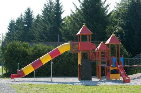 Spielgeräte mit Rutsche auf einem Spielplatz im Ferienpark EuroParcs Hermagor Nassfeld