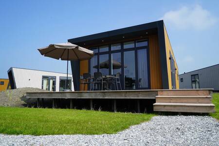 Ferienhaus mit Gartenmöbeln auf einer Holzterrasse im Ferienpark EuroParcs Hindeloopen